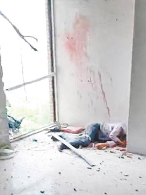 發生爆炸後男子伏屍窗邊，牆上留有血漬。（互聯網圖片）
