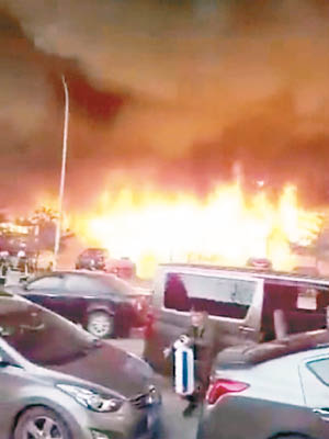 爆炸後產生的烈燄及濃煙威脅對開公路。（互聯網圖片）