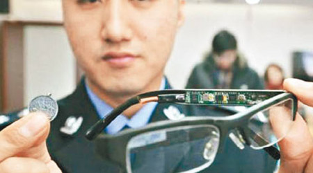 警方以往檢獲電子眼鏡等作弊用具。（資料圖片）
