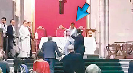 西班牙一名摩洛哥男子上周六衝入一個婚禮搗亂（箭嘴示）及向牧師投擲雜物。（互聯網圖片）