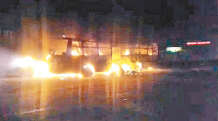 巴士起火焚燒。（互聯網圖片）
