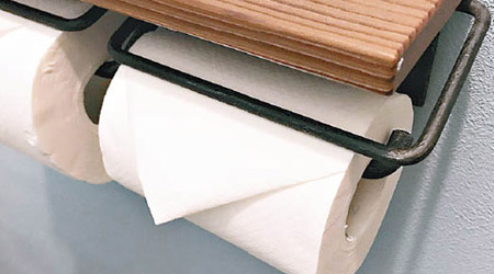 日本人會將廁紙摺成三角形。