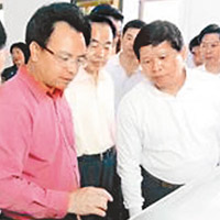 陳弘平（前右一）當年與萬慶良（紅衣）一同出席活動。（資料圖片）