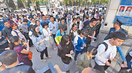 高考前夕，不少考生先行往查看試場所在。（中新社圖片）