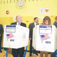 特朗普（左）與妻子梅拉妮亞（右）去年大選時曾現身投票。（資料圖片）