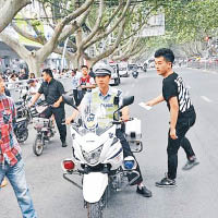 一名考生因鞋含金屬未能入試場，向警求助。（互聯網圖片）