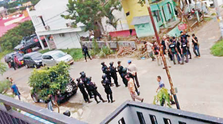 大批警員當日在巴淡島拘捕武裝分子。（互聯網圖片）