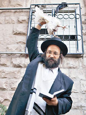 猶太人於贖罪日前祭拜時，會把活雞繞過頭頂。（資料圖片）