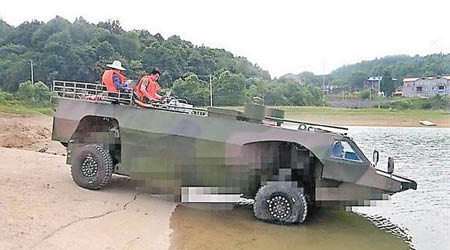 網傳解放軍研發的兩棲運輸車從陸地下水。（互聯網圖片）