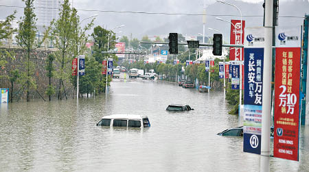 街道有汽車被淹沒大半截車身。（互聯網圖片）