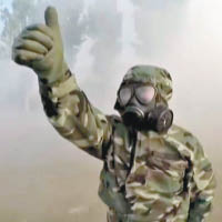 演習的士兵戴上防毒面具。
