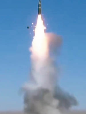 解放軍火箭軍在戈壁荒灘試射新型導彈。（互聯網圖片）