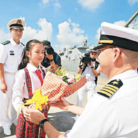 小女孩向美軍士兵獻花，以示歡迎。（互聯網圖片）