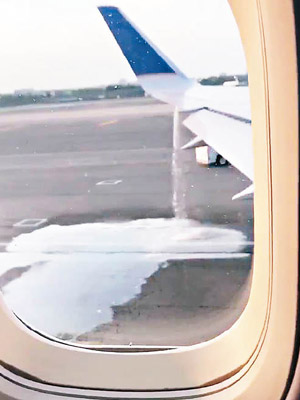 乘客拍得機翼不停漏油。（互聯網圖片）