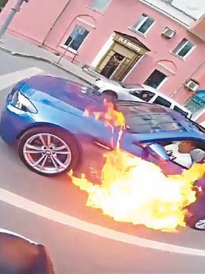 私家車於駕駛途中起火，火勢猛烈。（互聯網圖片）