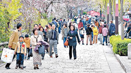 京都遊客過多，當地居民聲稱造成滋擾。（資料圖片）
