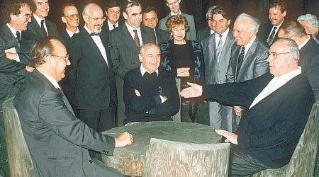 時任德國外長根舍（左）、時任蘇聯總統戈爾巴喬夫（中）及科爾在一九九○年為德國前途談判。（資料圖片）