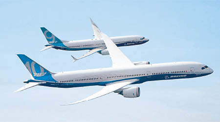 波音派787-10型（前）及737 Max 9型（後）客機參展。（波音圖片）