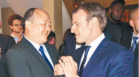 陳文雄（左）成為首位法國華裔國會議員，旁為馬克龍。（資料圖片）
