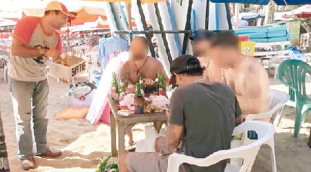 有峇里奸商向遊客出售以狗肉製成的沙嗲雞肉串。（互聯網圖片）