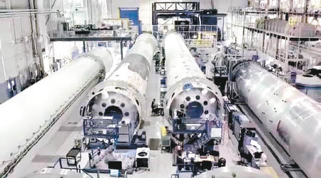 廠內有多支獵鷹系列火箭正在生產及組裝。（SpaceX 圖片）