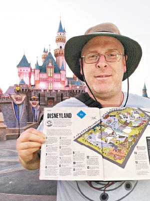 賴茨每天都到加州迪士尼樂園遊玩。（互聯網圖片）