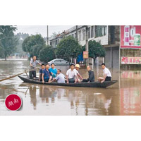 湖南多個縣鎮一片汪洋，居民出入需要划艇。（互聯網圖片）