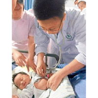 前日獲救男嬰因患吸入性肺炎，需轉院救治。