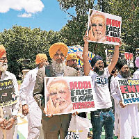 一批印籍人士趁機在白宮前示威。