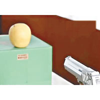 仿真玩具槍射出「塑膠BB彈」，能直接射入梨內（圖）。（電視畫面）