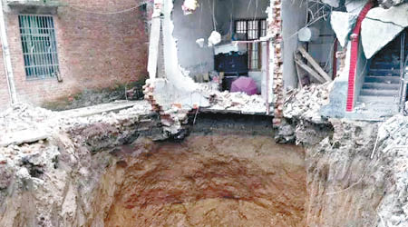 救援人員拆除房屋並挖洞進行搜救。（互聯網圖片）