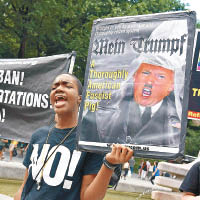 紐約有民眾舉起標語，形容特朗普是「法西斯主義者」。