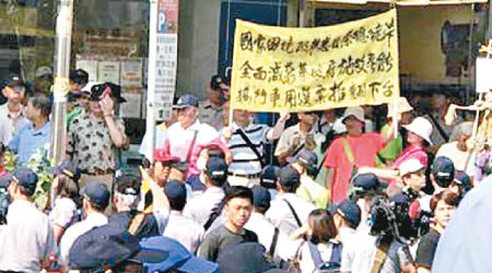 有反年金改革團體到場抗議，高喊「蔡英文下台」等口號。