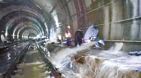 隧道有大量雨水湧入，致多班列車受影響。（互聯網圖片）