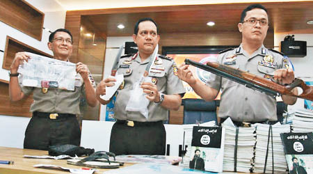 印尼警方搜獲大批IS宣傳物和槍枝等。（互聯網圖片）
