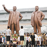 北韓局勢隨時變得嚴峻。圖為平壤民眾向已故領袖的銅像致敬。（資料圖片）