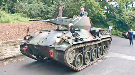 博爾斯揸坦克前往學校舞會。
