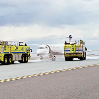 救援車輛到停機坪救火。（互聯網圖片）