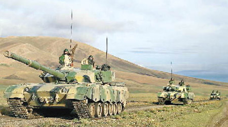 解放軍西藏軍區裝甲部隊坦克開赴高原。（互聯網圖片）