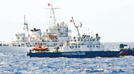 越南海監船（後）早前進入中國作業區，遭中國海警驅離。