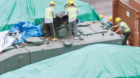 香港海關當日在葵涌貨櫃碼頭扣查裝甲車。