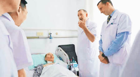 美國及德國專家到達醫院，為劉曉波會診。（互聯網圖片）