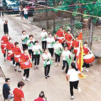 河南焦作的家人找來腰鼓隊，慶祝王桂芳回家。
