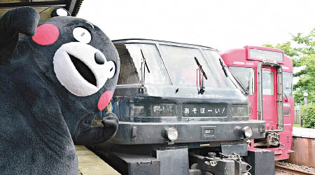 熊本熊到場迎接觀光列車。（互聯網圖片）