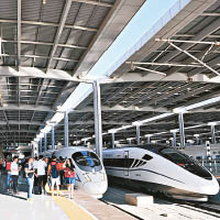 大批民眾聚集在蘭州西站，見證寶蘭高鐵開通運營。