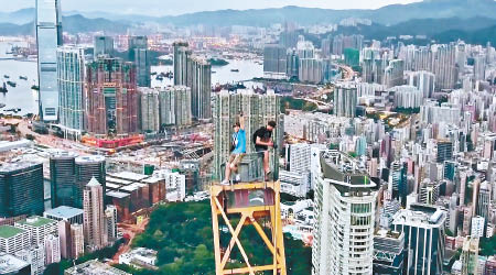 On The Roofs亦曾攀爬香港的摩天大廈。（互聯網圖片）