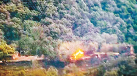 一處印度軍隊哨站遭巴基斯坦軍方炮擊後起火。（互聯網圖片）