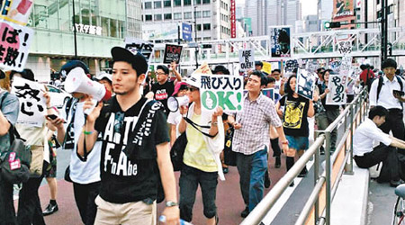 東京大批民眾示威，促安倍下台。