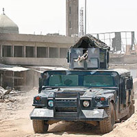 伊拉克部隊驅車駛經摩蘇爾一間清真寺。