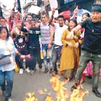 示威者焚燒雜物抗議。（互聯網圖片）